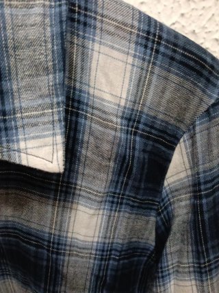 Camisa de cuadros azul y blanco