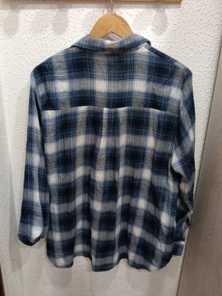 Camisa de cuadros azul y blanco