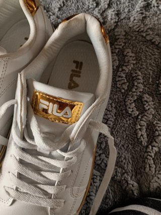 Zapatillas Fila Blancas y Doradas