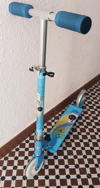 Patinete infantil azul con ruedas blancas