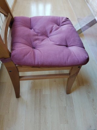 4 Sillas de Comedor de Madera Ikea y almohadas