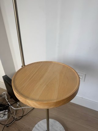 Lámpara Sklum con mesa auxiliar