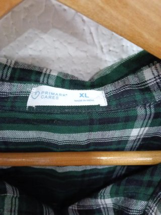Camisa de cuadros verde y negra