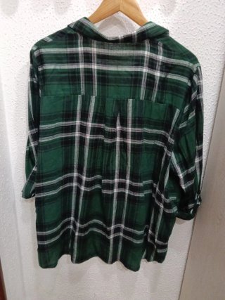 Camisa de cuadros verde y negra