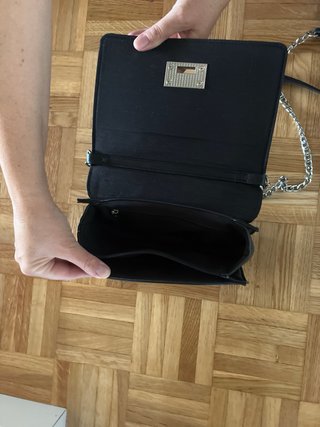 Bolso negro Stradivarius con cadena