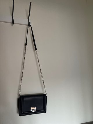 Bolso negro Stradivarius con cadena