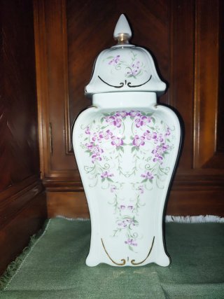 Jarrón de porcelana fina con flores