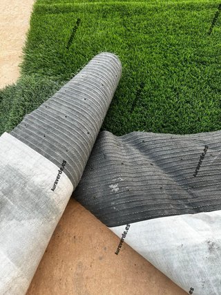 Césped artificial con base perforada