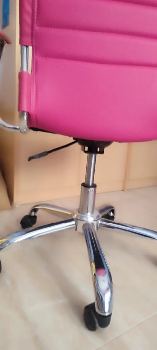 Silla de oficina rosa y plateada