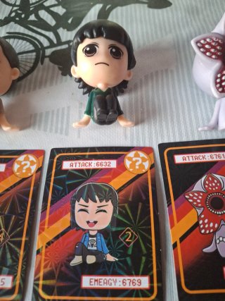 4 Figuras Stranger Things + Cartas