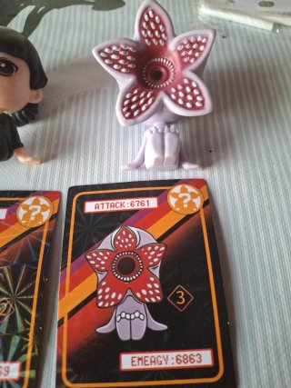4 Figuras Stranger Things + Cartas