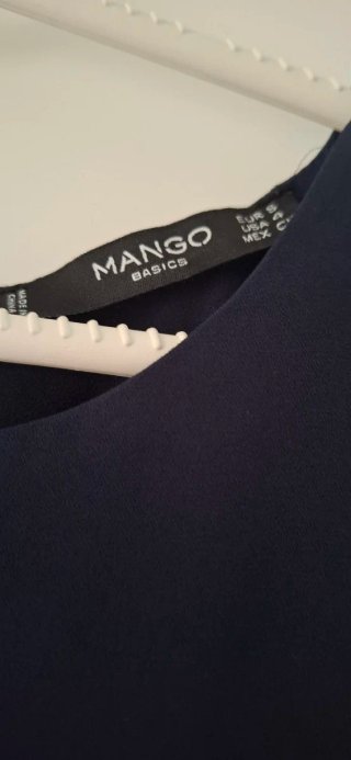 Top azul con volantes