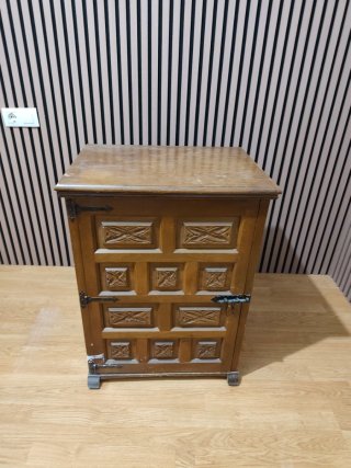 Máquina de coser Singer antigua con mueble