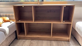 Mueble de madera con compartimentos