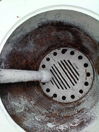 Estufa de leña metálica blanca