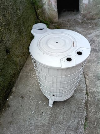 Estufa de leña metálica blanca