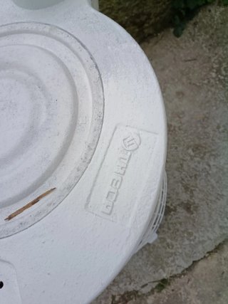 Estufa de leña metálica blanca