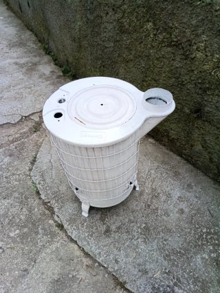 Estufa de leña metálica blanca