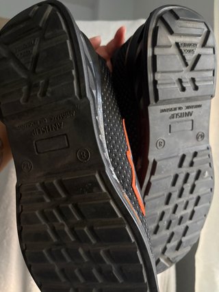Zapatos de seguridad negros y naranjas