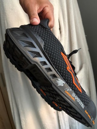 Zapatos de seguridad negros y naranjas