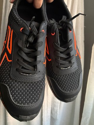Zapatos de seguridad negros y naranjas