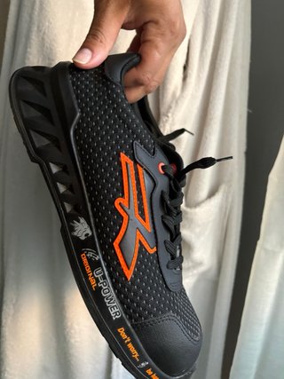 Zapatos de seguridad negros y naranjas