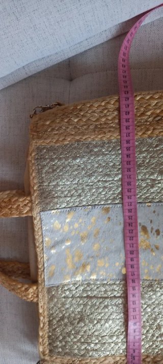Borsa capiente con tracolla beige e oro