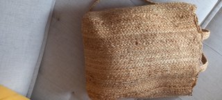 Borsa capiente con tracolla beige e oro