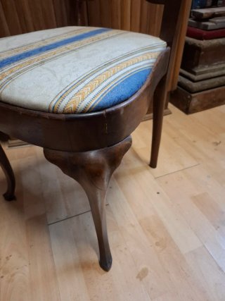 Juego de 2 sillas antiguas madera y tela