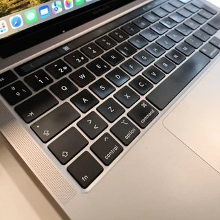 MACBOOK PRO 2020 I5 A2289 8GB RAM 256GB ALMACENAMIENTO CON CARGADOR