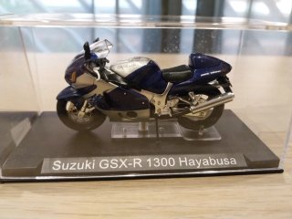 Lote 2 motos 1:24 Honda y Suzuki