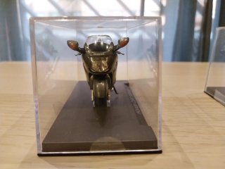 Lote 2 motos 1:24 Honda y Suzuki
