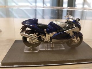 Lote 2 motos 1:24 Honda y Suzuki