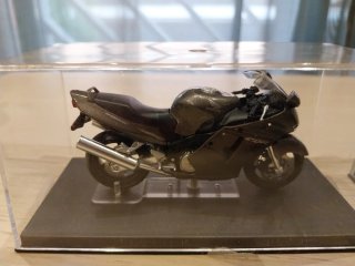 Lote 2 motos 1:24 Honda y Suzuki
