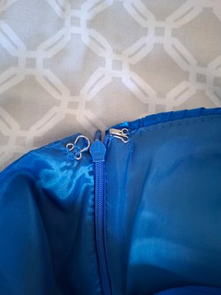 Vestido de fiesta azul con flor