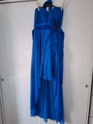 Vestido de fiesta azul con flor