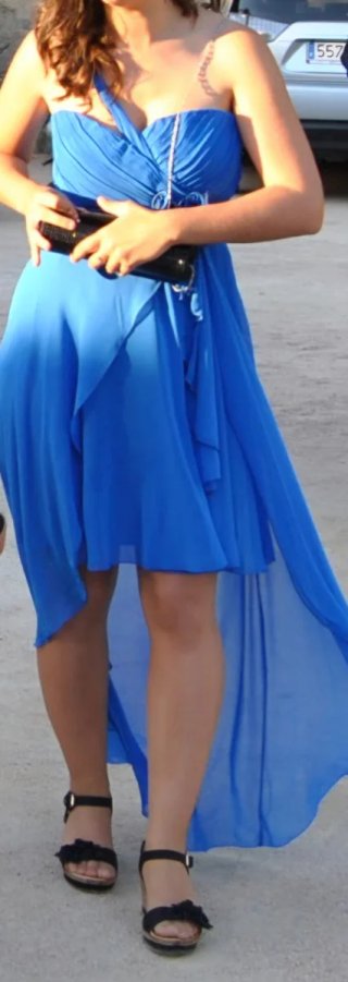 Vestido de fiesta azul con flor