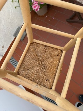 Trona de madera y mimbre