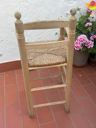 Trona de madera y mimbre