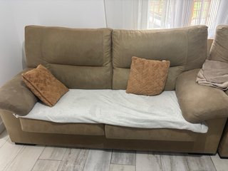 Sofá de tela beige y marrón