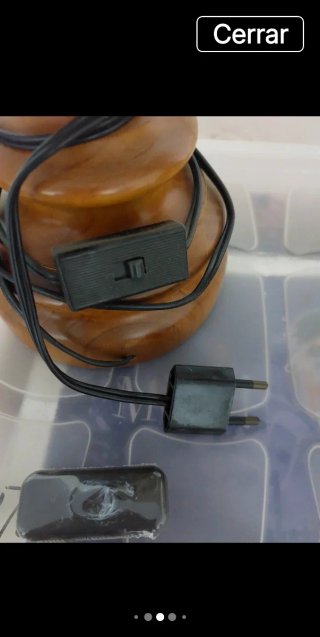 Lámpara de mesa de tela y madera