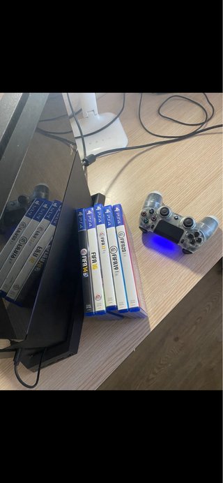 PS4 (PlayStation 4) Negra + Juegos Soporte y Mando