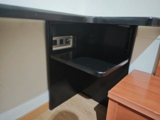Escritorio negro enlacado, con estante por debajo