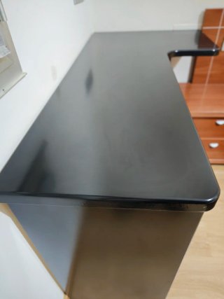 Escritorio negro enlacado, con estante por debajo