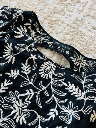 Top Zara bordado manga larga espalda descubierta