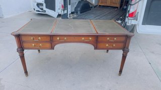 Mueble de madera con puertas