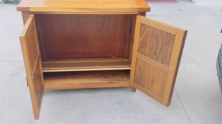 Mueble de madera con puertas