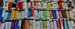 Lotto di 200 accendini Clipper, Brio, ecc. con pubblicità