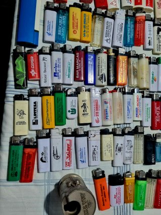 Lotto di 200 accendini Clipper, Brio, ecc. con pubblicità