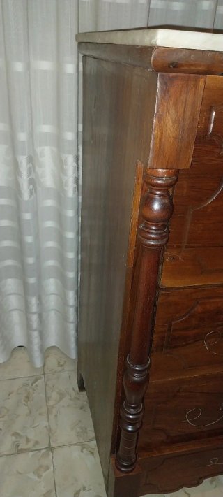 Cajonera antigua de madera y mármol